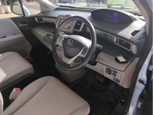 フリードハイブリッド ジャストセレクション　電動スライドドア　メモリーナビ　オ－トクルコン　ＨＩＤライト　オートライト　ドラレコ　ＥＴＣ　ＣＤ／ＤＶＤ再生　スマートキー　電動格納ミラー　ＵＳＢ接続　ウォークスルー（23枚目）