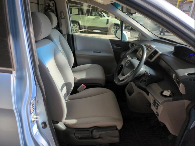 フリードハイブリッド ジャストセレクション　電動スライドドア　メモリーナビ　オ－トクルコン　ＨＩＤライト　オートライト　ドラレコ　ＥＴＣ　ＣＤ／ＤＶＤ再生　スマートキー　電動格納ミラー　ＵＳＢ接続　ウォークスルー（24枚目）