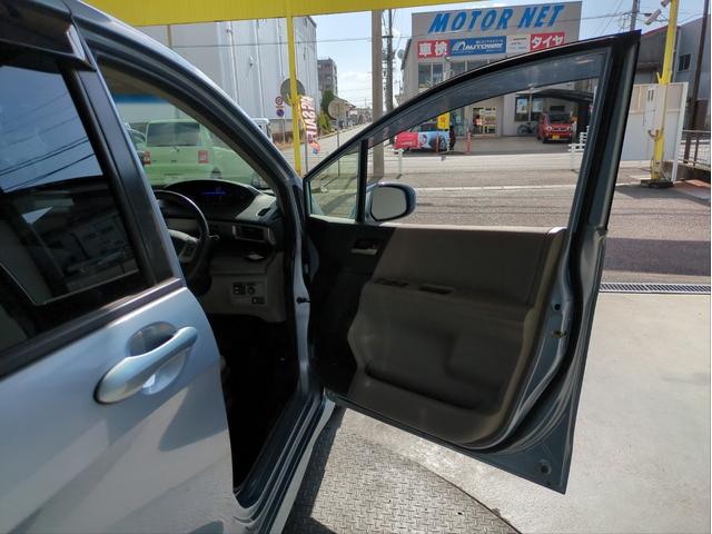 フリードハイブリッド ジャストセレクション　電動スライドドア　メモリーナビ　オ－トクルコン　ＨＩＤライト　オートライト　ドラレコ　ＥＴＣ　ＣＤ／ＤＶＤ再生　スマートキー　電動格納ミラー　ＵＳＢ接続　ウォークスルー（34枚目）