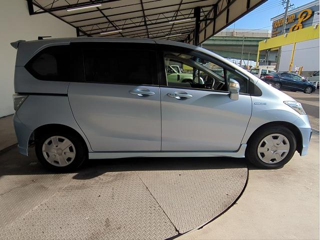 フリードハイブリッド ジャストセレクション　電動スライドドア　メモリーナビ　オ－トクルコン　ＨＩＤライト　オートライト　ドラレコ　ＥＴＣ　ＣＤ／ＤＶＤ再生　スマートキー　電動格納ミラー　ＵＳＢ接続　ウォークスルー（39枚目）