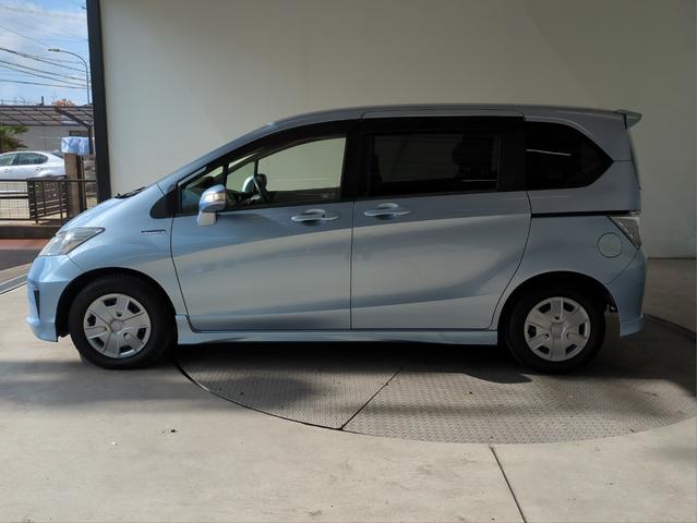 フリードハイブリッド ジャストセレクション　電動スライドドア　メモリーナビ　オ－トクルコン　ＨＩＤライト　オートライト　ドラレコ　ＥＴＣ　ＣＤ／ＤＶＤ再生　スマートキー　電動格納ミラー　ＵＳＢ接続　ウォークスルー（43枚目）