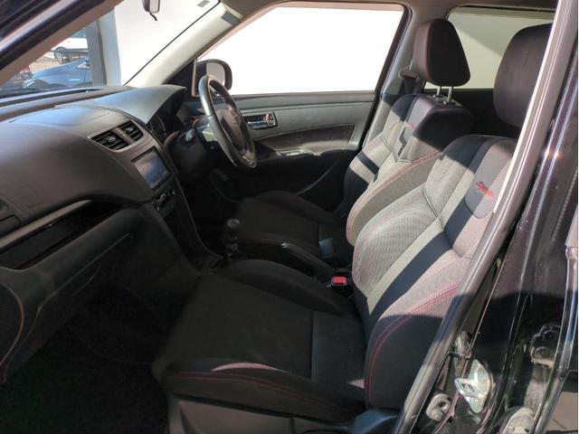 スイフトスポーツ ベースグレード バックカメラ SDナビ オートクルコン HIDライト オートライト Fフォグランプ フルセグTV CD再生 BT接続 純正アルミ ETC フロアマット Pスタート スマートキー(9枚目)