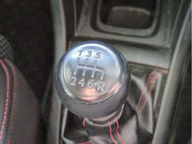 スイフトスポーツ ベースグレード バックカメラ SDナビ オートクルコン HIDライト オートライト Fフォグランプ フルセグTV CD再生 BT接続 純正アルミ ETC フロアマット Pスタート スマートキー(32枚目)