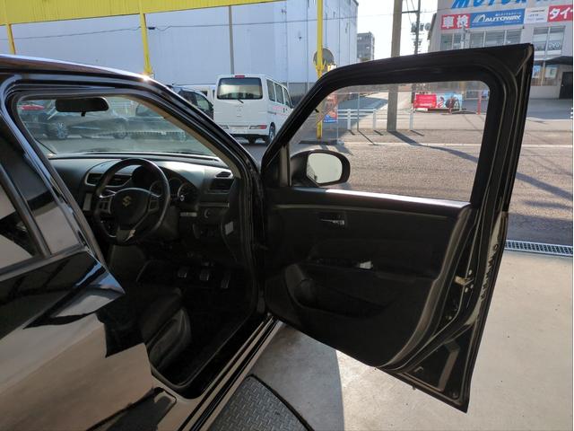 スイフトスポーツ ベースグレード バックカメラ SDナビ オートクルコン HIDライト オートライト Fフォグランプ フルセグTV CD再生 BT接続 純正アルミ ETC フロアマット Pスタート スマートキー(34枚目)