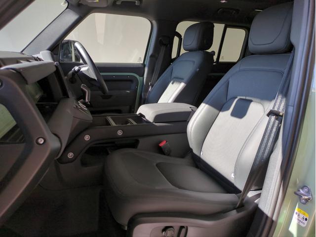 ディフェンダー 　１１０　７５ｔｈリミテッドＥＤ　サンルーフ　本革シート　衝突軽減Ｂ　追従クルコン　全周囲カメラ　ＢＳＭ　電動リアゲート　電動シート　シート・ハンドルヒーター　クーラーボックス　ワイヤレス充電（9枚目）