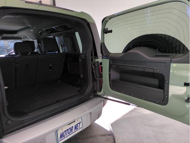 ディフェンダー 　１１０　７５ｔｈリミテッドＥＤ　サンルーフ　本革シート　衝突軽減Ｂ　追従クルコン　全周囲カメラ　ＢＳＭ　電動リアゲート　電動シート　シート・ハンドルヒーター　クーラーボックス　ワイヤレス充電（28枚目）