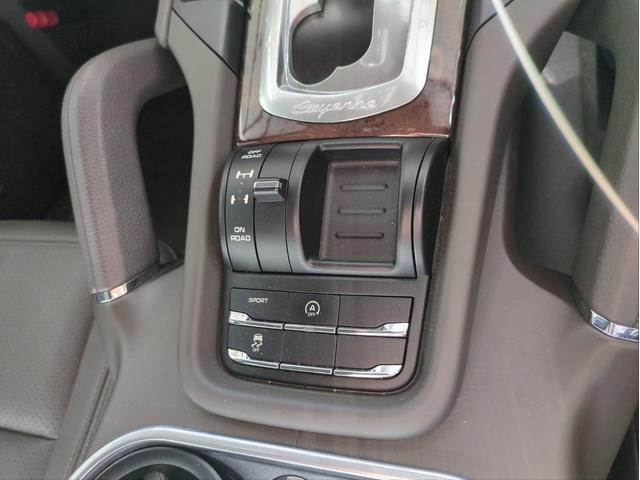 カイエン S バックカメラ 障害物センサー SDナビ オートクルコン HIDライト オートライト シートヒーター ETC ドラレコ 電動リアゲート 純正アルミ 本革シート BT接続 パドルシフト ターボ(18枚目)