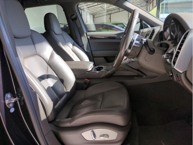 カイエン S バックカメラ 障害物センサー SDナビ オートクルコン HIDライト オートライト シートヒーター ETC ドラレコ 電動リアゲート 純正アルミ 本革シート BT接続 パドルシフト ターボ(25枚目)