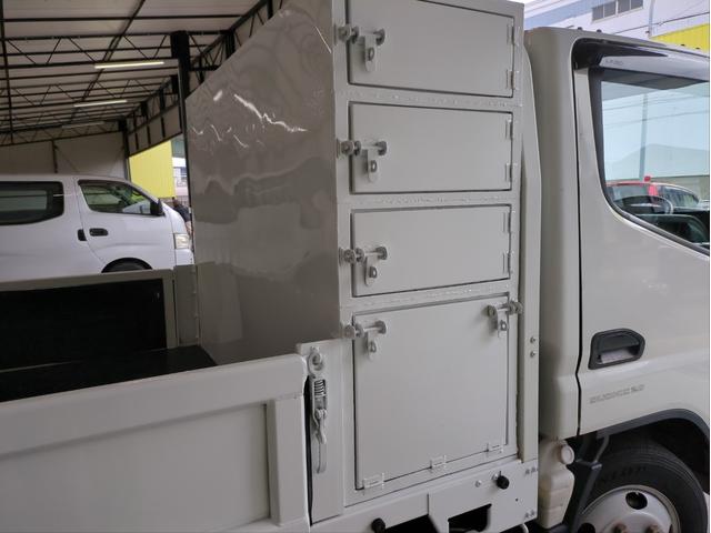 キャンター ロング全低床DX ドライブレコーダー ETC キーレス HID 電格ミラー バックカメラ 車線逸脱警報 木床 両3段工具棚 3方開 リアダブルタイヤ BTオーディオ ディーゼル車 AT 最積3000kg(11枚目)