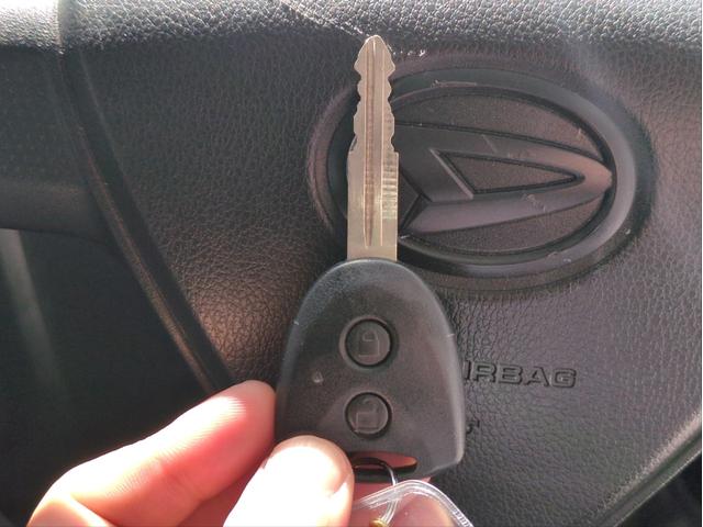 ハイゼットカーゴ DX SAIII 両側スライド 衝突軽減装置 車線逸脱警報 バックカメラ ルーフキャリア オートライト ETC アイドリングストップ ラジオデッキ 横滑り防止装置 オートハイビーム(18枚目)