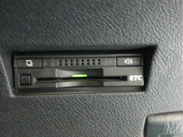 カローラフィールダー ハイブリッドG ダブルバイビー 衝突軽減装置 車線逸脱警報 純正ナビ バックカメラ ハーフレザーシート BTオーディオ CD・DVD再生 LEDライト オートライト 純正アルミ ETC Fフォグランプ アイドリングストップ(17枚目)