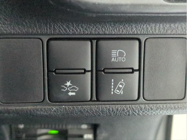 カローラフィールダー ハイブリッドG ダブルバイビー 衝突軽減装置 車線逸脱警報 純正ナビ バックカメラ ハーフレザーシート BTオーディオ CD・DVD再生 LEDライト オートライト 純正アルミ ETC Fフォグランプ アイドリングストップ(18枚目)