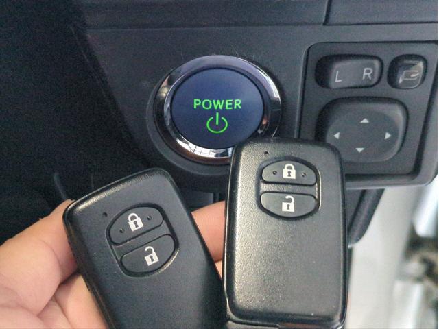 カローラフィールダー ハイブリッドG ダブルバイビー 衝突軽減装置 車線逸脱警報 純正ナビ バックカメラ ハーフレザーシート BTオーディオ CD・DVD再生 LEDライト オートライト 純正アルミ ETC Fフォグランプ アイドリングストップ(19枚目)