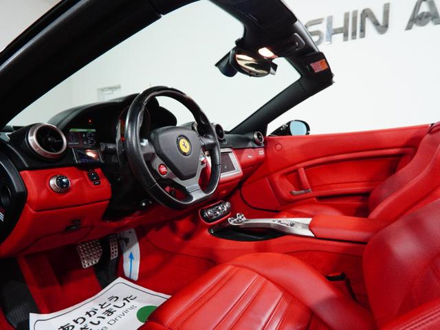 カリフォルニア ベースグレード　ベースグレード（４名）　カーボンＬＥＤステアリング　パワークラフト可変付きマフラー　レッドレザーインテリア　バックカメラ　レッドキャリパー　純正２０インチＡＷ　シートヒーター　七宝焼きエンブレム（21枚目）
