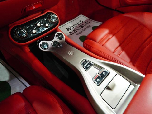 カリフォルニア ベースグレード　ベースグレード（４名）　カーボンＬＥＤステアリング　パワークラフト可変付きマフラー　レッドレザーインテリア　バックカメラ　レッドキャリパー　純正２０インチＡＷ　シートヒーター　七宝焼きエンブレム（24枚目）
