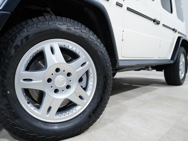 Gクラス G450d ED ストロンガー ザン ザ1980s EDストロンガーザンTHE1980S 国内25台限定 プロフェッショナルラインエクステリア MANUFAKTURナイトブラックFフェイス 専用インテリア 18インチAW スペアカバー 限定専用カラー(15枚目)