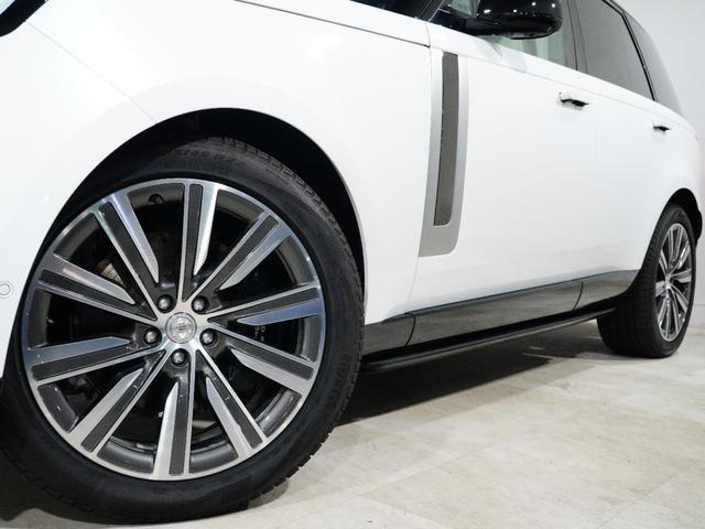 レンジローバー ＳＶ　Ｐ５３０　スタンダードホイールベース　リアエンターテイメント　純正２２インチホイール　パノラミックガラスサンルーフ　電動格納式サイドステップ　　デジタルインナーミラー　ＥＴＣ　ソフトクローズドア　ウッドコンビハンドル（8枚目）