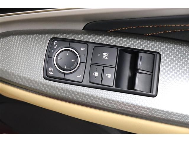 室内外はもちろん、シートを外してニオイの元となるフロアカーペットまで消臭・除菌を実施。中古車を気持ちよくお乗りいただけるクリーニングサービスです。