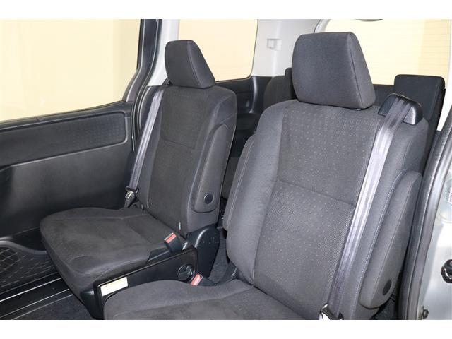 ヴォクシー ハイブリッドＶ　スマートキープッシュスタート　盗難防止アラーム　記録簿有　ＤＶＤ再生可　Ｂモニター　オートクルーズ　Ｗエアバック　ナビＴＶ　ＥＳＣ　ＥＴＣ車載器　リモコンキー　ＰＳ　ＬＥＤヘットライト　３列　アルミ（19枚目）