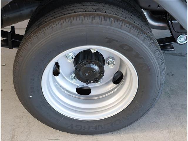 キャンター ＤＴ　全低床　２ｔ　登録済未使用車・バイザー・Ｆマット・Ｂカメラ（8枚目）