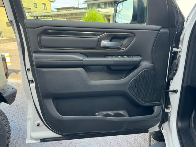 ダッジ・ラム レベル 4WD パノラマルーフ 新車並行 V8 5.7L HEMIエンジン 12インチディスプレイオーディオ ETC ドライブレコーダー REVELブラックレザーシート サイドステップ ベッドステップ(37枚目)