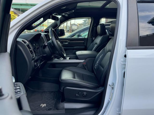 ダッジ・ラム レベル 4WD パノラマルーフ 新車並行 V8 5.7L HEMIエンジン 12インチディスプレイオーディオ ETC ドライブレコーダー REVELブラックレザーシート サイドステップ ベッドステップ(63枚目)