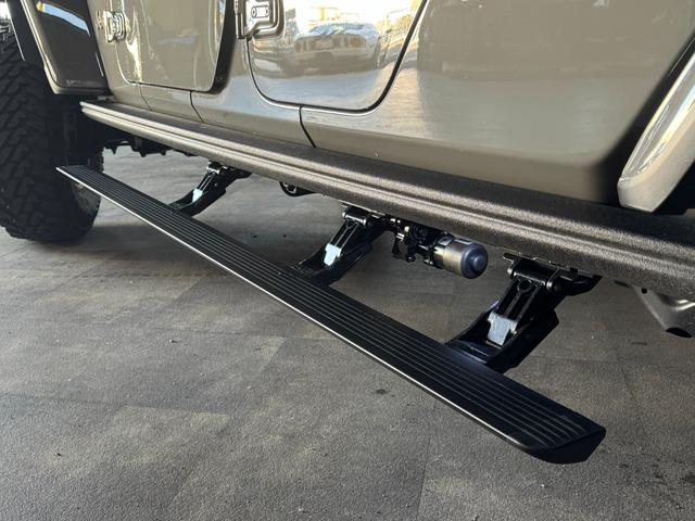 ジープ・グラディエーター ルビコン 392ファイナルエディションスタイル・スティールバンパー・WARNウインチ・専用ボンネット&デカール・ハイフェンダー・後期グリル・AO17インチホイール・37外径M/Tタイヤ・RC3.5インチリフト(18枚目)