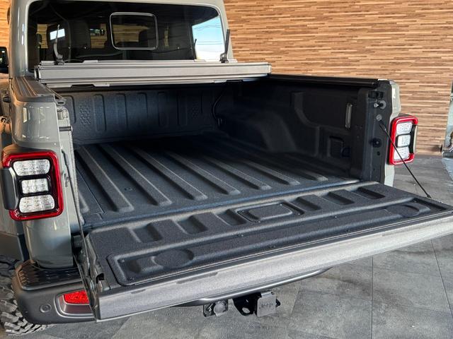 ジープ・グラディエーター ルビコン 392ファイナルエディションスタイル・スティールバンパー・WARNウインチ・専用ボンネット&デカール・ハイフェンダー・後期グリル・AO17インチホイール・37外径M/Tタイヤ・RC3.5インチリフト(25枚目)