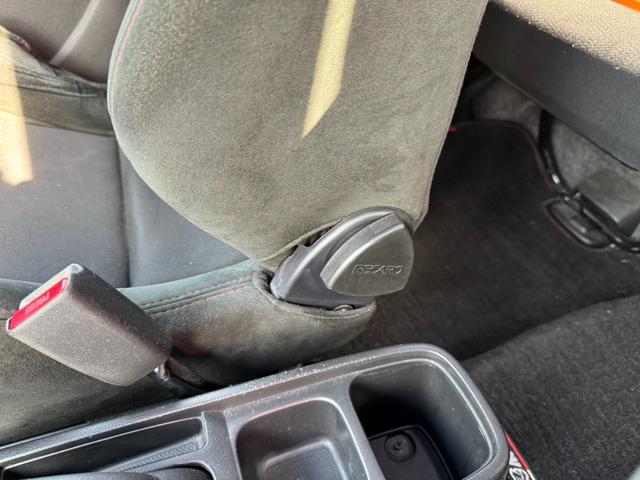 フィット ＲＳ　無限マフラー無限サスペンション無限エアロバンパー無限スポイラー無限フロアマット無限レカロシートレール　フルフラット　キ－レス　セキュリティアラーム　ＡＡＣ　衝突安全ボディ　ＥＴＣ（3枚目）