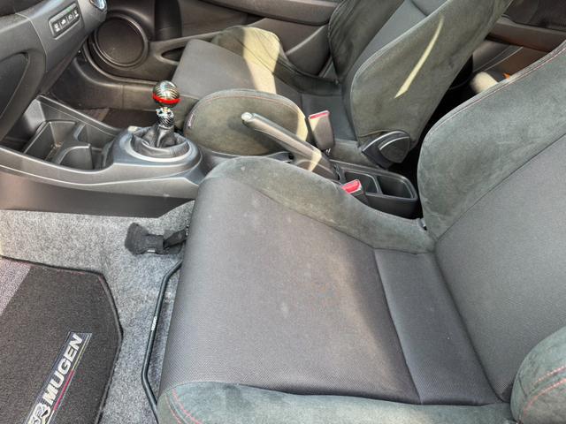 フィット ＲＳ　無限マフラー無限サスペンション無限エアロバンパー無限スポイラー無限フロアマット無限レカロシートレール　フルフラット　キ－レス　セキュリティアラーム　ＡＡＣ　衝突安全ボディ　ＥＴＣ（5枚目）