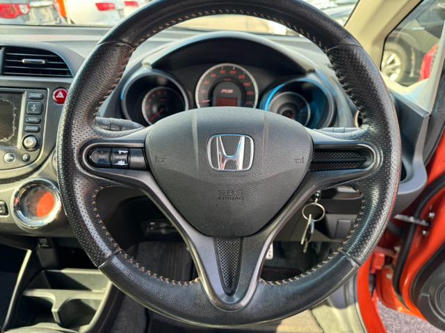 フィット ＲＳ　無限マフラー無限サスペンション無限エアロバンパー無限スポイラー無限フロアマット無限レカロシートレール　フルフラット　キ－レス　セキュリティアラーム　ＡＡＣ　衝突安全ボディ　ＥＴＣ（13枚目）