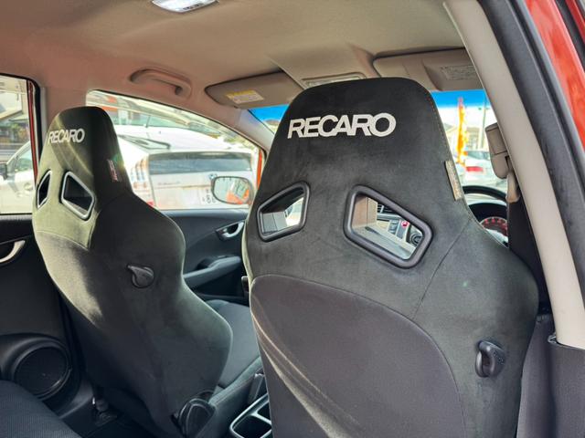 フィット ＲＳ　無限マフラー無限サスペンション無限エアロバンパー無限スポイラー無限フロアマット無限レカロシートレール　フルフラット　キ－レス　セキュリティアラーム　ＡＡＣ　衝突安全ボディ　ＥＴＣ（24枚目）