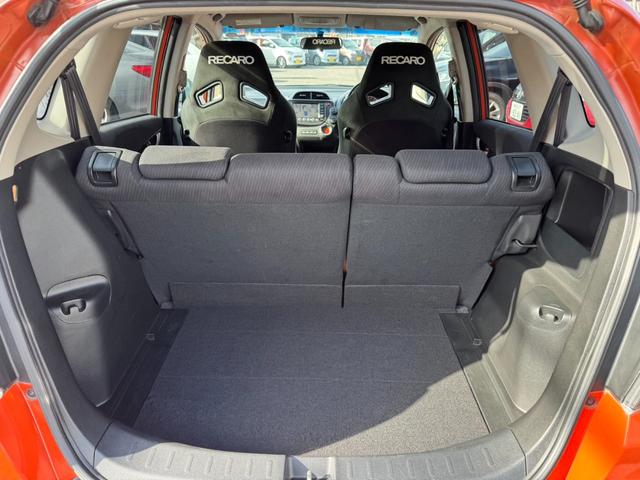 フィット ＲＳ　無限マフラー無限サスペンション無限エアロバンパー無限スポイラー無限フロアマット無限レカロシートレール　フルフラット　キ－レス　セキュリティアラーム　ＡＡＣ　衝突安全ボディ　ＥＴＣ（31枚目）