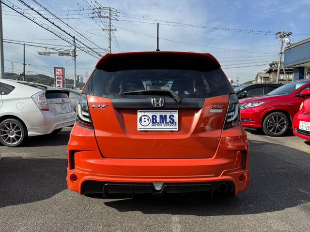 フィット ＲＳ　無限マフラー無限サスペンション無限エアロバンパー無限スポイラー無限フロアマット無限レカロシートレール　フルフラット　キ－レス　セキュリティアラーム　ＡＡＣ　衝突安全ボディ　ＥＴＣ（33枚目）