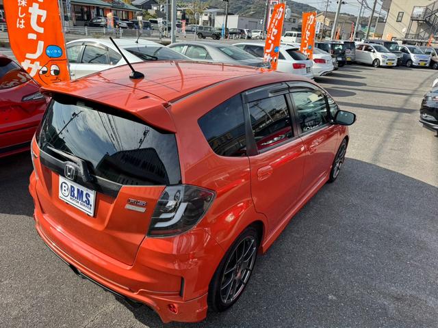 フィット ＲＳ　無限マフラー無限サスペンション無限エアロバンパー無限スポイラー無限フロアマット無限レカロシートレール　フルフラット　キ－レス　セキュリティアラーム　ＡＡＣ　衝突安全ボディ　ＥＴＣ（34枚目）
