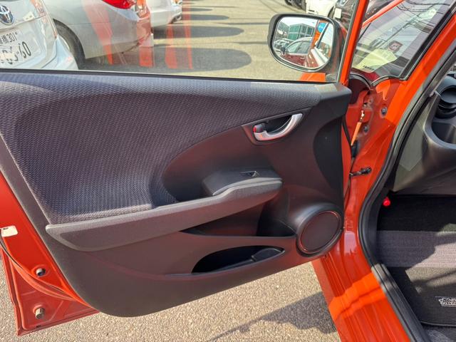 フィット ＲＳ　無限マフラー無限サスペンション無限エアロバンパー無限スポイラー無限フロアマット無限レカロシートレール　フルフラット　キ－レス　セキュリティアラーム　ＡＡＣ　衝突安全ボディ　ＥＴＣ（48枚目）