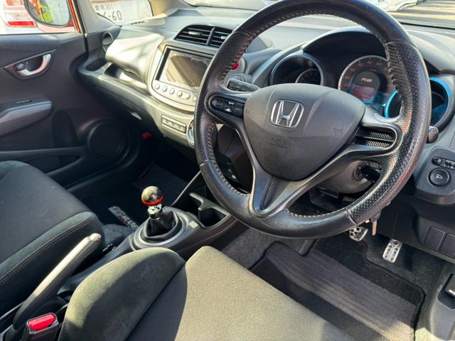 フィット ＲＳ　無限マフラー無限サスペンション無限エアロバンパー無限スポイラー無限フロアマット無限レカロシートレール　フルフラット　キ－レス　セキュリティアラーム　ＡＡＣ　衝突安全ボディ　ＥＴＣ（65枚目）