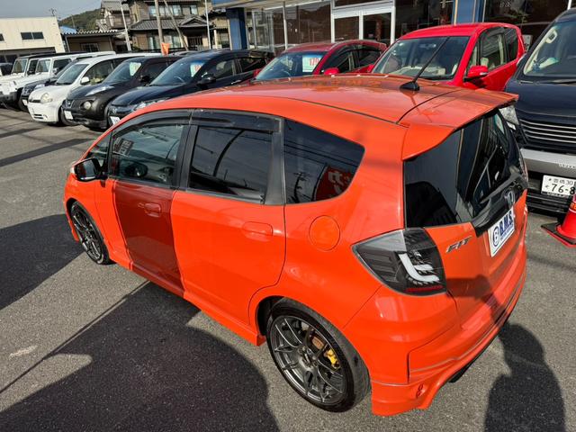 フィット ＲＳ　無限マフラー無限サスペンション無限エアロバンパー無限スポイラー無限フロアマット無限レカロシートレール　フルフラット　キ－レス　セキュリティアラーム　ＡＡＣ　衝突安全ボディ　ＥＴＣ（69枚目）