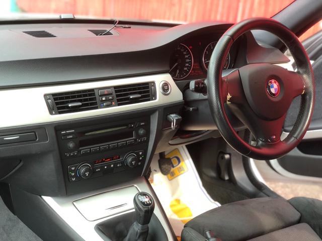 ３シリーズ ３２０ｉ　Ｍスポーツパッケージ　６速マニュアル／ワンオーナー／純正アルミホイール（24枚目）