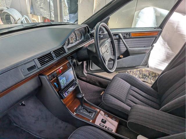 ミディアムクラス ２２０ＴＥ　ディーラー車　右ハンドル　社外オーディオ　バックカメラ　社外キーレス　ＥＴＣ　　前期　グリル　　　ｗ１２４　　Ｓ１２４（51枚目）