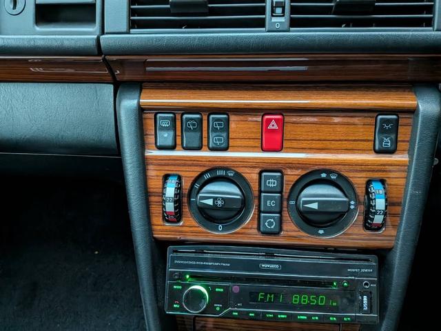 ミディアムクラス ２２０ＴＥ　ディーラー車　右ハンドル　社外オーディオ　バックカメラ　社外キーレス　ＥＴＣ　　前期　グリル　　　ｗ１２４　　Ｓ１２４（67枚目）