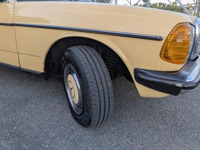 ミディアムクラス ３００ＴＤターボ　最終モデル　コン色レザーシート　７人乗り３列シート　ＥＴＣ　ルーフレール　ウッドパネル　　　トノカバー・アニマルネット　ｓ１２３　　３００ＴＤＴ　３００ＴＤ　　３００ＴＤターボ　　天井張り替え（9枚目）