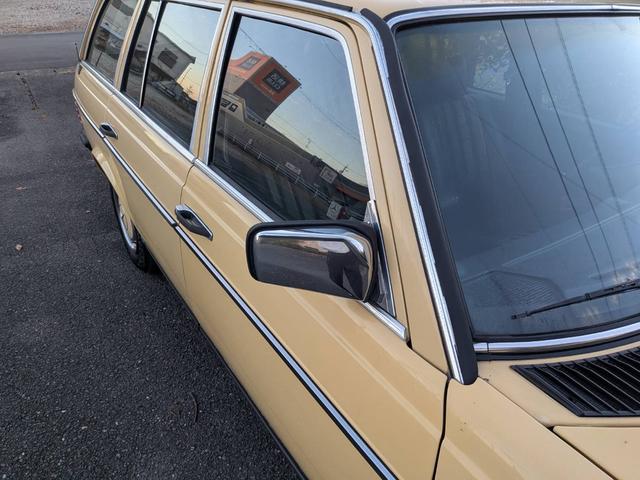 ミディアムクラス ３００ＴＤターボ　最終モデル　コン色レザーシート　７人乗り３列シート　ＥＴＣ　ルーフレール　ウッドパネル　　　トノカバー・アニマルネット　ｓ１２３　　３００ＴＤＴ　３００ＴＤ　　３００ＴＤターボ　　天井張り替え（17枚目）