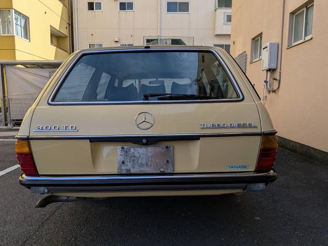 ミディアムクラス ３００ＴＤターボ　最終モデル　コン色レザーシート　７人乗り３列シート　ＥＴＣ　ルーフレール　ウッドパネル　　　トノカバー・アニマルネット　ｓ１２３　　３００ＴＤＴ　３００ＴＤ　　３００ＴＤターボ　　天井張り替え（26枚目）