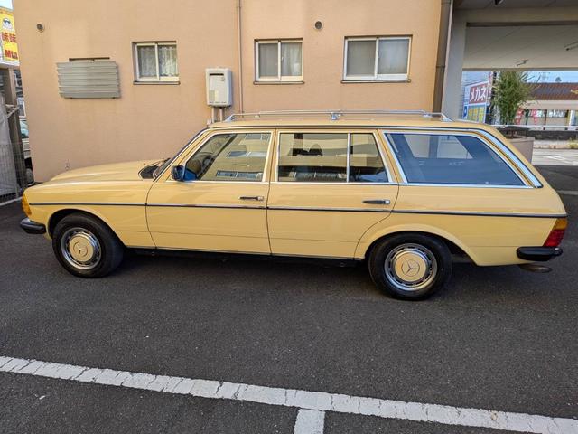 ミディアムクラス ３００ＴＤターボ　最終モデル　コン色レザーシート　７人乗り３列シート　ＥＴＣ　ルーフレール　ウッドパネル　　　トノカバー・アニマルネット　ｓ１２３　　３００ＴＤＴ　３００ＴＤ　　３００ＴＤターボ　　天井張り替え（28枚目）