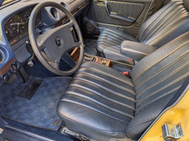 ミディアムクラス ３００ＴＤターボ　最終モデル　コン色レザーシート　７人乗り３列シート　ＥＴＣ　ルーフレール　ウッドパネル　　　トノカバー・アニマルネット　ｓ１２３　　３００ＴＤＴ　３００ＴＤ　　３００ＴＤターボ　　天井張り替え（30枚目）