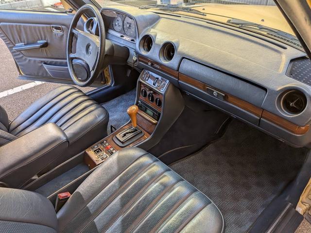 ミディアムクラス ３００ＴＤターボ　最終モデル　コン色レザーシート　７人乗り３列シート　ＥＴＣ　ルーフレール　ウッドパネル　　　トノカバー・アニマルネット　ｓ１２３　　３００ＴＤＴ　３００ＴＤ　　３００ＴＤターボ　　天井張り替え（31枚目）