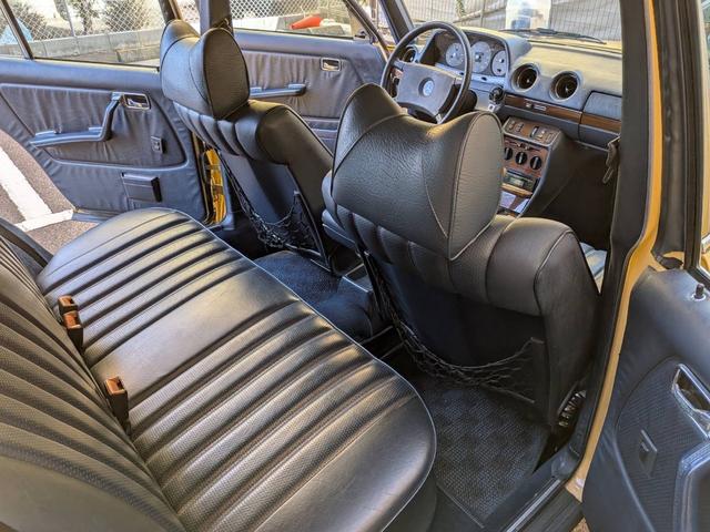 ミディアムクラス ３００ＴＤターボ　最終モデル　コン色レザーシート　７人乗り３列シート　ＥＴＣ　ルーフレール　ウッドパネル　　　トノカバー・アニマルネット　ｓ１２３　　３００ＴＤＴ　３００ＴＤ　　３００ＴＤターボ　　天井張り替え（32枚目）