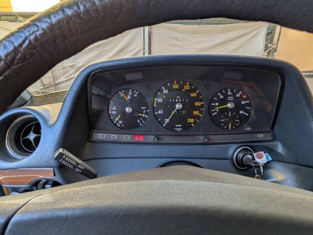 ミディアムクラス ３００ＴＤターボ　最終モデル　コン色レザーシート　７人乗り３列シート　ＥＴＣ　ルーフレール　ウッドパネル　　　トノカバー・アニマルネット　ｓ１２３　　３００ＴＤＴ　３００ＴＤ　　３００ＴＤターボ　　天井張り替え（33枚目）