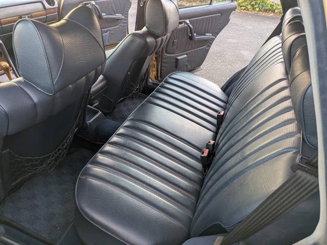 ミディアムクラス ３００ＴＤターボ　最終モデル　コン色レザーシート　７人乗り３列シート　ＥＴＣ　ルーフレール　ウッドパネル　　　トノカバー・アニマルネット　ｓ１２３　　３００ＴＤＴ　３００ＴＤ　　３００ＴＤターボ　　天井張り替え（35枚目）